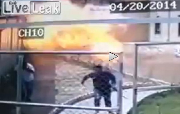 Κάμερα καταγράφει κομάντο αυτοκτονίας που πυροδοτεί τα εκρηκτικά του (βίντεο)