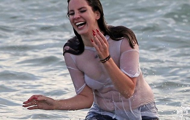 Μα πώς στρογγύλεψε έτσι η Λάνα Ντελ Ρέι; (εικόνες)