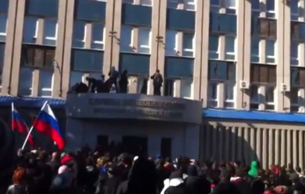 Ουκρανία: Βίντεο από την εισβολή Ρώσων διαδηλωτών στο Λουγκάντσκ