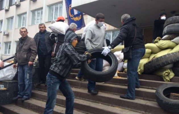 Οι ρωσόφωνοι ενισχύουν τα οδοφράγματα στη Μαριούπολη