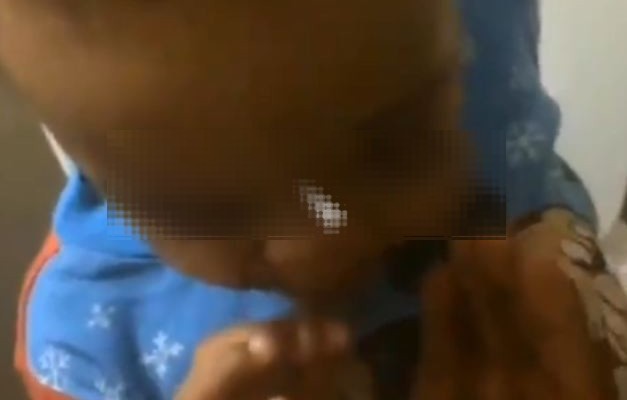 Γονιός – τέρας: Βάζει το μικρό του παιδί να κάνει μαριχουάνα (βίντεο)
