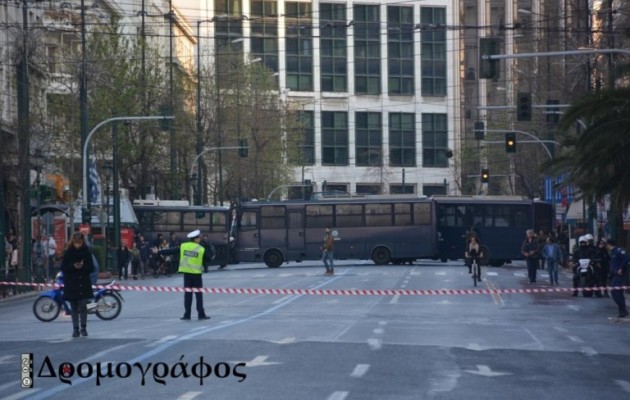 Με “κλούβες” των ΜΑΤ έχουν κλείσει τους δρόμους προς το Σύνταγμα