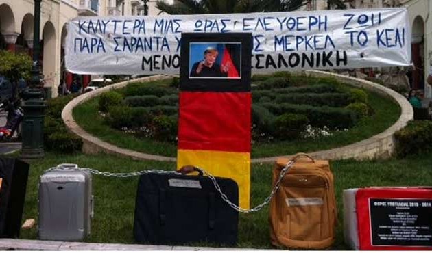 Θεσσαλονίκη: Διαμαρτυρία με βελάκια στο πορτραίτο της… Μέρκελ (βίντεο)