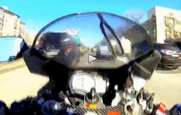 Μόνο αν θέλεις να αυτοκτονήσεις οδηγείς έτσι (βίντεο)