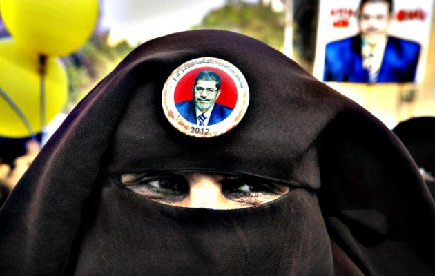 Θανατική ποινή σε 683 υποστηρικτές του Μόρσι – ανάμεσά τους ο ηγέτης της Μουσουλμανικής Αδελφότητας