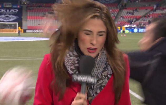 Ρεπόρτερ δέχθηκε μπάλα στο κεφάλι την ώρα του ρεπορτάζ