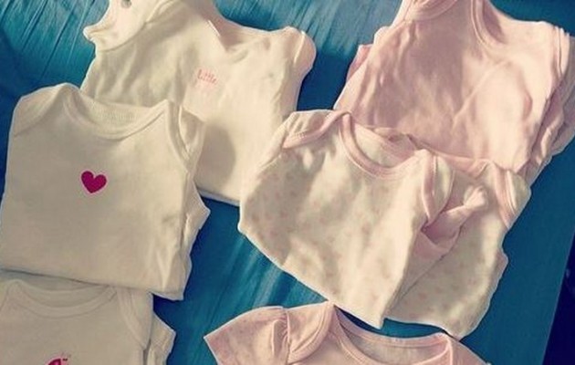 Ετοιμάζει την γκαρνταρόμπα της μικρής της (εικόνα)