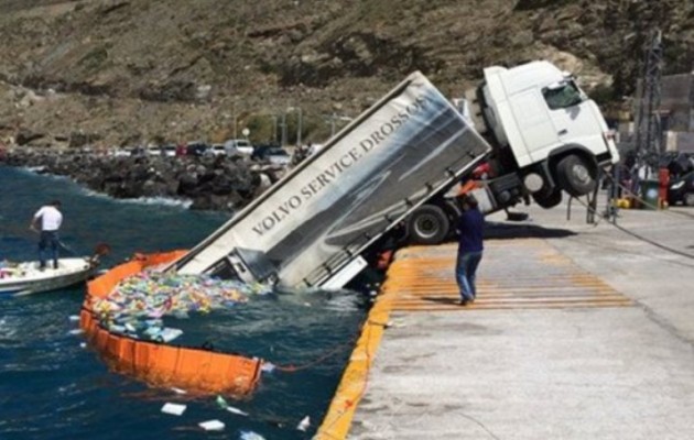 Νταλίκα έπεσε στο λιμάνι της Σαντορίνης