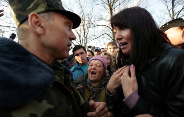 Ο Ουκρανός στρατηγός που κατέλαβε το αεροδρόμιο αντιμέτωπος με την οργή του λαού!