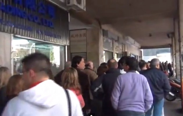 Τι περιμένουν δεκάδες πολίτες στην ουρά; (βίντεο)