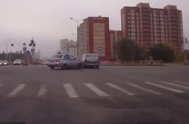Τα περιπολικά της ρωσικής αστυνομίας με τα φρένα… σπασμένα (βίντεο)