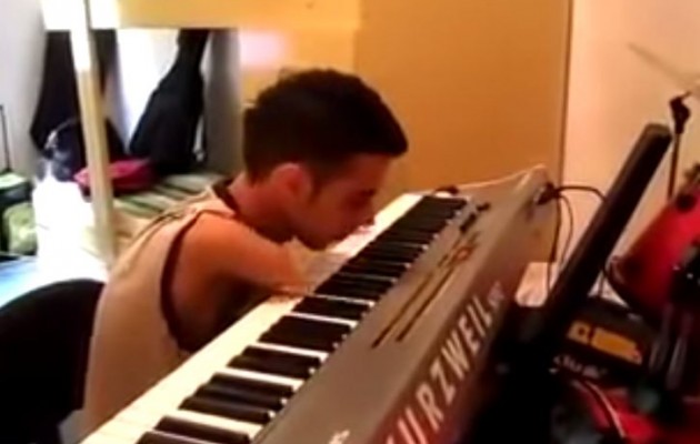 Απίστευτο βίντεο – Παίζει πιάνο χωρίς… χέρια