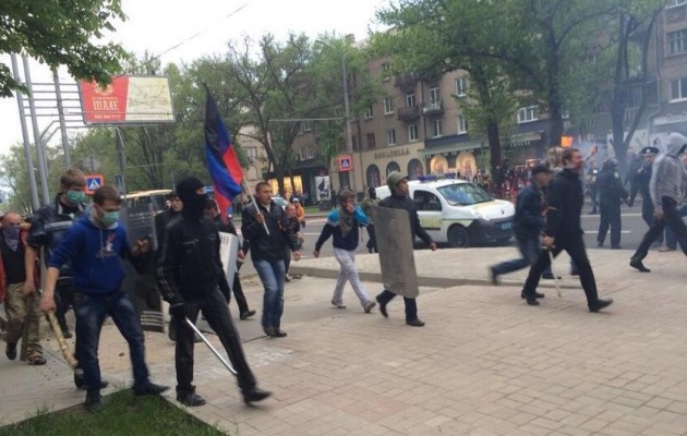 Βίντεο και φωτογραφίες από τις οδομαχίες στο Ντονέτσκ μεταξύ Ρώσων και Ουκρανών