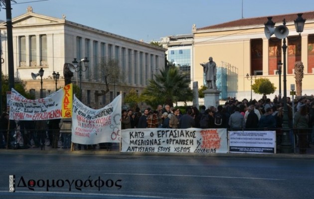 Πλήθος κόσμου στα Προπύλαια παρά την απαγόρευση της διαδήλωσης