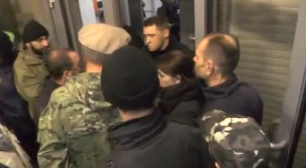 Διαδηλωτές έξω από την ουκρανική βουλή ζητούν την παραίτηση του Αβάκοφ