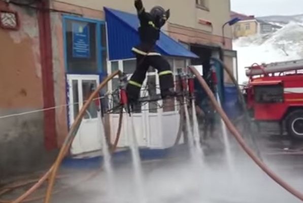 Ρώσοι πυροσβέστες κάνουν ακροβατικά με τις μάνικες (βίντεο)