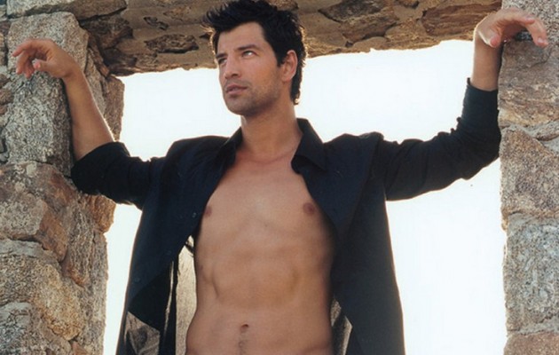 Ο Σάκης Ρουβάς… γυμνός (εικόνες)