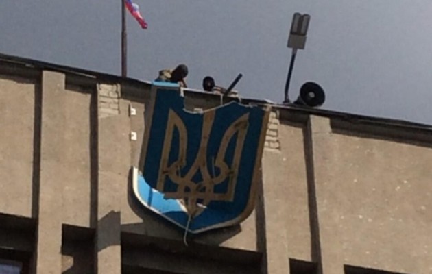 Γκρέμισαν το ουκρανικό εθνόσημο στο Σλοβιάντσκ