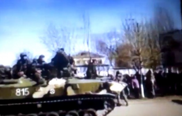 Οι Ρώσοι κάτοικοι έχουν περικυκλώσει τα τανκς στο κέντρο του Σλοβιάντσκ (βίντεο)