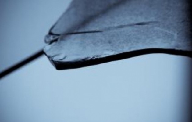 Επιχείρησε να σκοτώσει την μάνα του με γυαλί από σπασμένο φωτιστικό