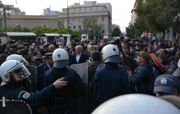 Η πορεία συνεχίζεται στους δρόμους της Αθήνας – Δεν πέρασε από το μπλόκο της Σταδίου