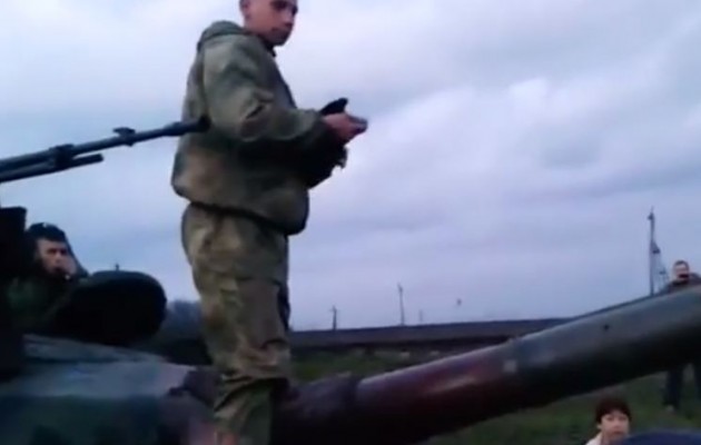 Οι Ρώσοι μπλόκαραν τανκς των Ουκρανών έξω από το Ντονέτσκ (βίντεο)