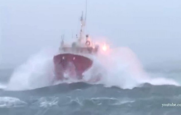 Δαμάζοντας τα κύματα στην “τέλεια καταιγίδα” (βίντεο)