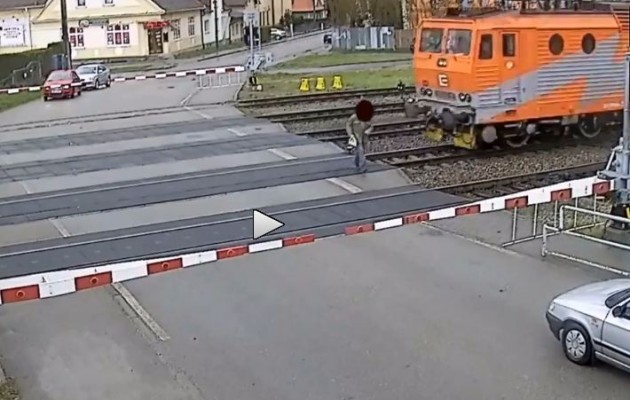 Παραλίγο να τον πατήσει το τρένο (βίντεο)