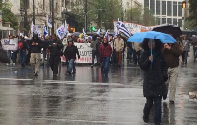 Υπό καταρρακτώδη βροχή η διαδήλωση κατά της Μέρκελ