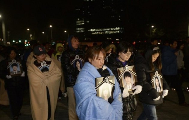 Τραγικές φιγούρες οι γονείς των παιδιών που χάθηκαν στο ναυάγιο της Ν. Κορέας