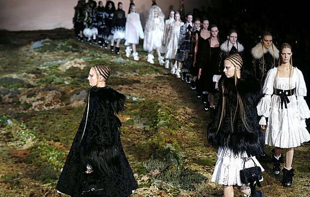 Alexander McQueen F/W 2014/15: Η γυναικεία κολεξιόν