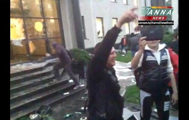 ΖΩΝΤΑΝΗ ΜΕΤΑΔΟΣΗ: Ρωσόφωνοι κατέλαβαν κι άλλα δημόσια κτίρια στο Ντονέτσκ