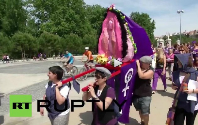 Ισπανία: Διαδήλωσαν υπέρ των αμβλώσεων με ένα τεράστιο αιδοίο (βίντεο)