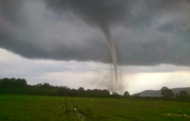 Εντυπωσιακές εικόνες από ανεμοστρόβιλο στον Έβρο