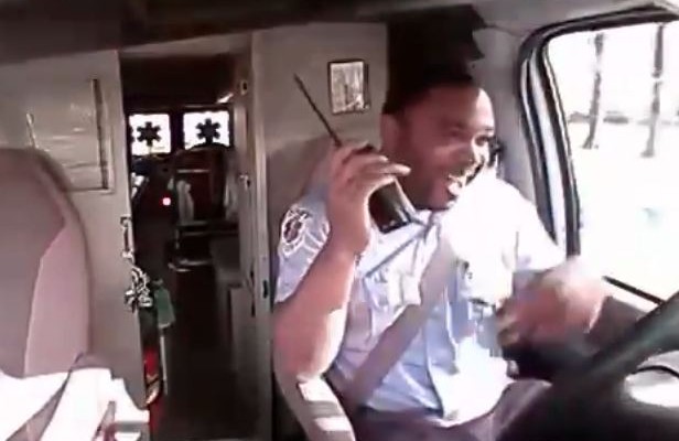 Χορεύει οδηγώντας… ασθενοφόρο (βίντεο)