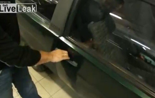 Πώς να ανοίξετε το κλειδωμένο αυτοκίνητό σας σε 26 δεύτερα χωρίς κλειδιά (βίντεο)