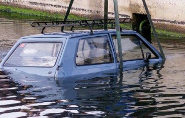 Μακάβριο εύρημα στο λιμάνι του Λαυρίου: Αυτοκίνητο με ανθρώπινα οστά ανασύρθηκε από τον βυθό της θάλασσας