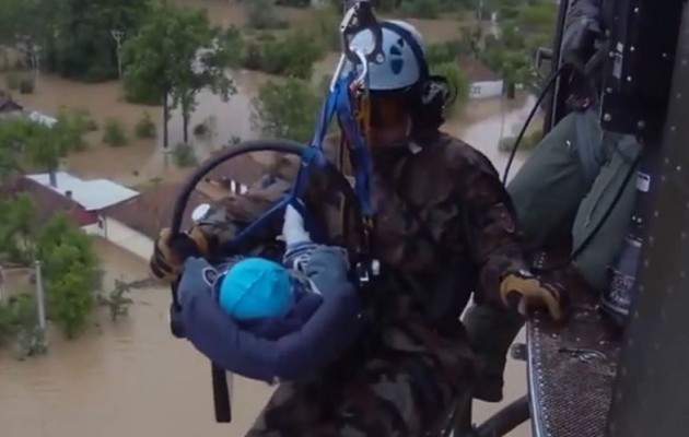 Βιβλική καταστροφή στην Βοσνία από τις πλημμύρες (βίντεο)
