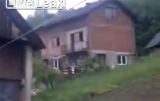 Βοσνία: Δραματική κατολίσθηση από τις πλημμύρες  (βίντεο)