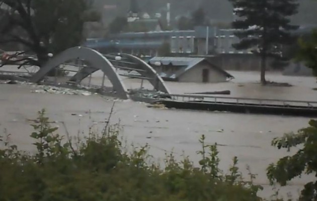 Βοσνία: Κόπηκαν δρόμοι και γκρεμίστηκαν γέφυρες από τις πλημμύρες (βίντεο)