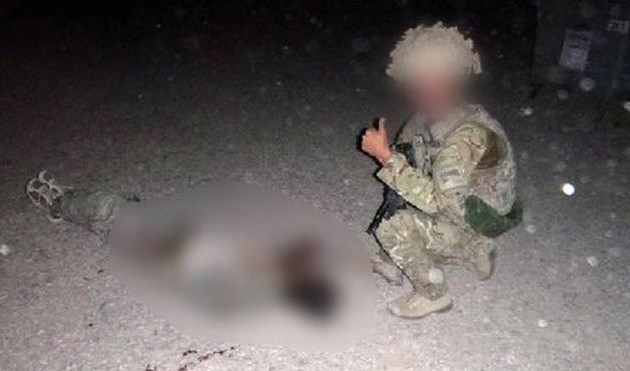 Σάλος στη Βρετανία: Στρατιώτης βγάζει φωτογραφίες με νεκρούς Ταλιμπάν