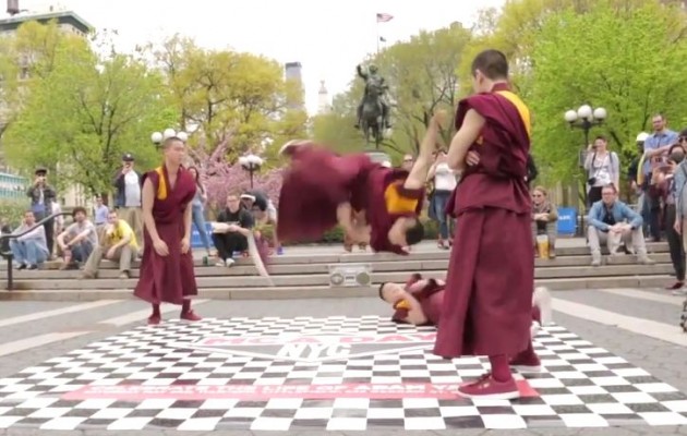 Βουδιστές μοναχοί χορεύουν μπρέικντανς (βίντεο)