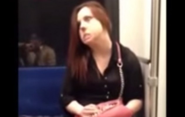 Κοπέλα “δαιμονίζεται” μέσα στο Μετρό και επιτίθεται (βίντεο)
