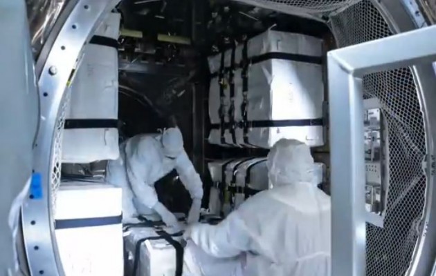 Φορτώνοντας 2,6 τόνους εξοπλισμό για το διάστημα (βίντεο)
