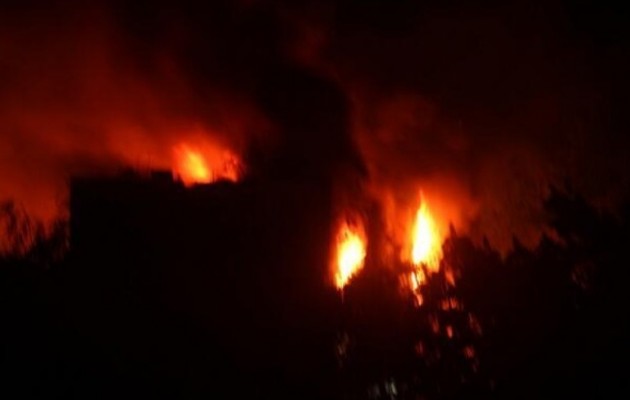Στις φλόγες το Δημαρχείο της Μαριούπολης στην Ουκρανία (βίντεο)