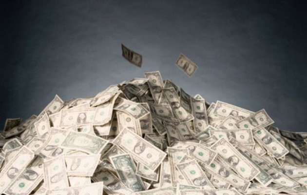 Βρήκε 100.000 δολάρια σε μια τουαλέτα