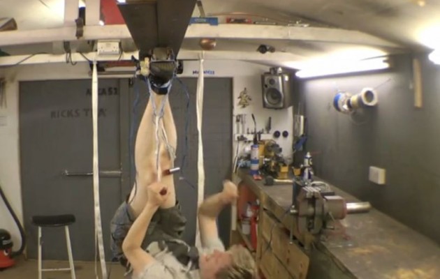 Ο εφευρέτης των άχρηστων πραγμάτων παρουσιάζει τα… μαγνητικά παπούτσια! (βίντεο)