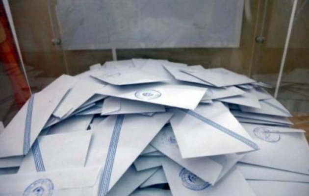 «Ξέχασαν» εκλογικούς φακέλους κάτω από θρανίο