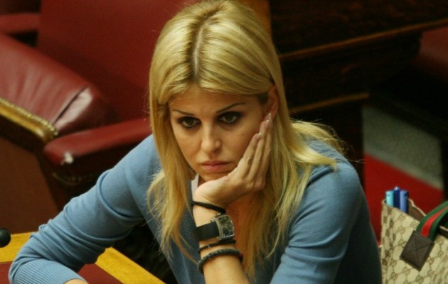 Επίθεση στα γραφεία της Έλενας Ράπτη – Πέταξαν μπογιές