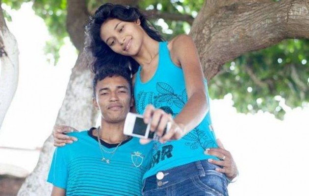 Η πιο ψηλή έφηβη του κόσμου θα παντρευτεί τον… κοντούλη αγαπημένο της!